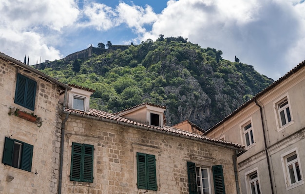 Contraventanas verdes en casa en las calles del casco antiguo de Kotor en Montenegro