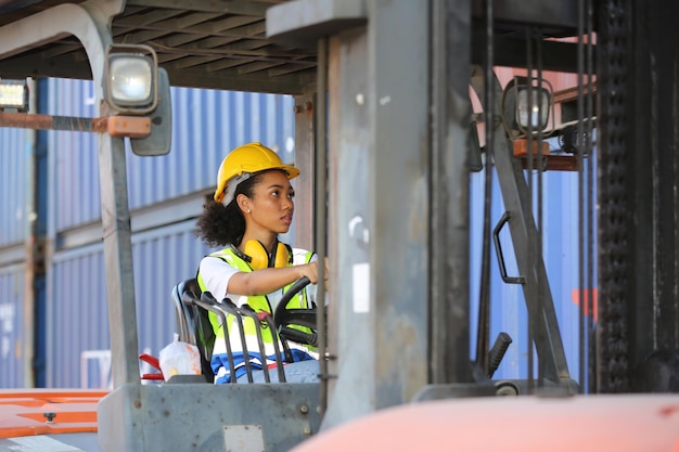 Control de capataz cargando la caja de contenedores del buque de carga para importación y exportación. Contenedores de carga en puerto marítimo.