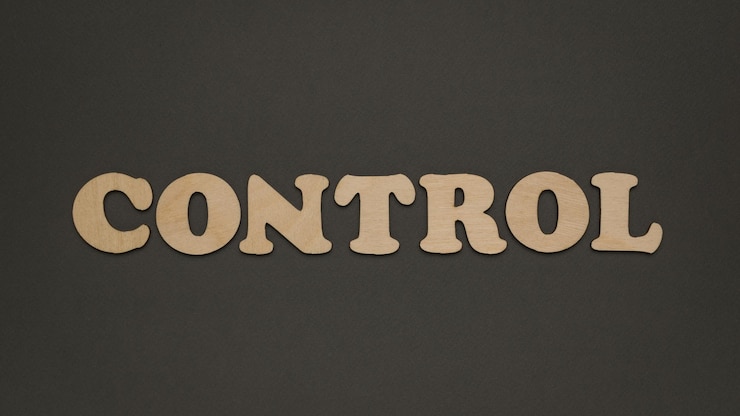 Foto el control de la inscripción está hecho de letras de madera el concepto de gestión y provisión de acceso