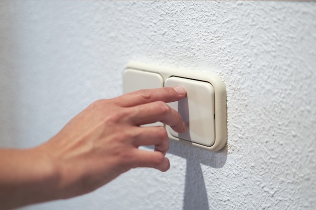 Control en el interruptor de luz, concepto de ahorro de energía eléctrica