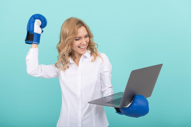 Control de la ira. acoso cibernético. amenazas en las redes sociales. apuestas deportivas y juegos de azar en línea. la empresaria tiene una conversación en línea. ceo viendo el campeonato. mujer jefa golpea portátil en guantes de boxeo.