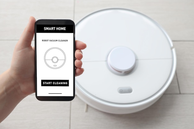Control manual de la aspiradora robot en la aplicación en la pantalla del teléfono móvil. Limpieza del hogar con un solo toque.