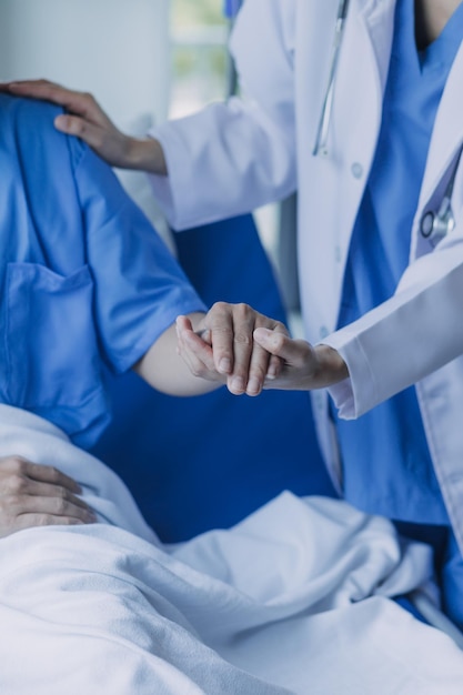 Control médico después de la cirugía médico tocando la mano del paciente y consolando