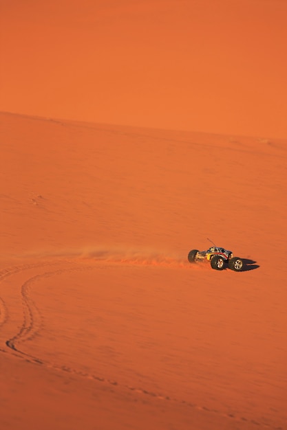 Control remoto de conducción de camiones en dunas de arena