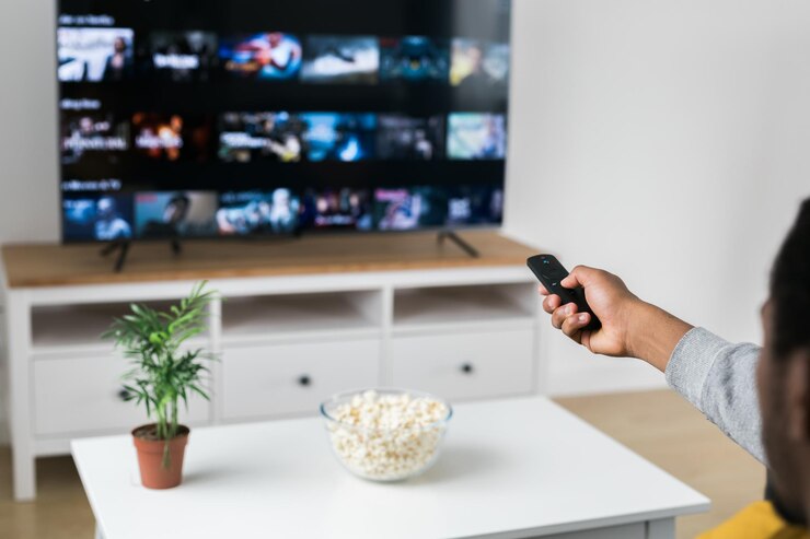 Foto el control remoto está apuntado hacia la pantalla de televisión control y elección de televisión entretenimiento televisión