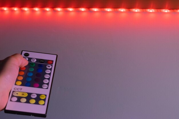 Foto el control remoto de led rgb apunta a la tira de led