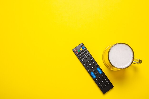 Control remoto desde el televisor o sintonizador de TV, un vaso de cerveza en amarillo