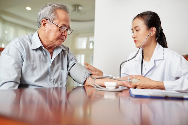 Control de la salud del paciente mayor.