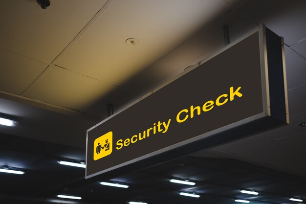 Foto control de seguridad dentro de la señal del aeropuerto.