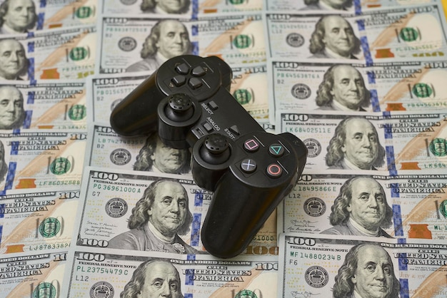 Controlador de consola de juegos y montón de dinero