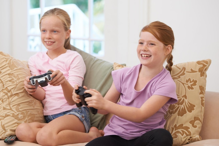 Foto controlador de casa ou crianças felizes jogando on-line com joystick no sofá ou sofá na sala de estar crianças experiência divertida ou jovens garotas jogadores com sorriso para jogos de vídeo concurso ou tecnologia