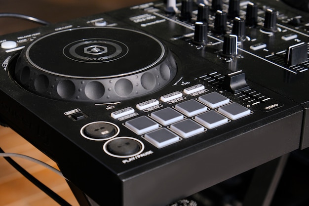 Controlador de dj mixer close-up.