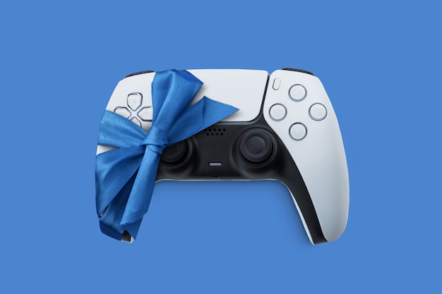 Controlador de jogo branco da próxima geração embrulhado para presente com fita. ideal como presente do papai noel no natal.