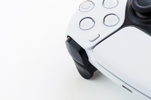 Controlador de jogo branco de próxima geração isolado no fundo branco.