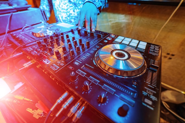 Controlador de mixagem de DJ Faders e interruptores de console de mixagem de áudio prateado em boate Foco seletivo