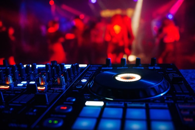 Controlador de DJ profesional para mezclar música electrónica