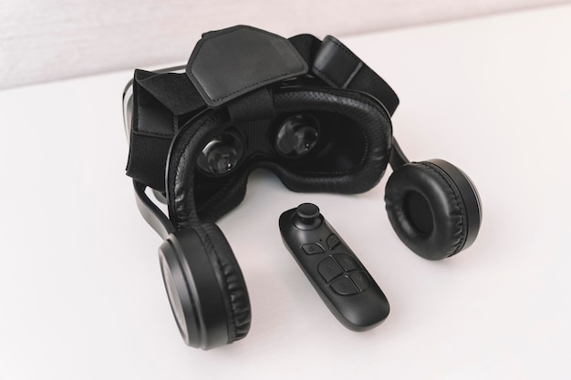 Controlador e um capacete VR vista frontal de joysticks e óculos VR em fundo branco v