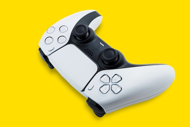 Controlador de juego blanco de próxima generación aislado sobre fondo amarillo. Vista superior.