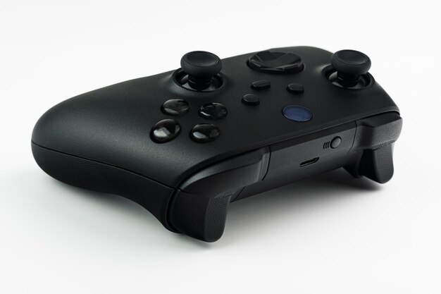 Controlador de juego negro de próxima generación aislado sobre fondo blanco.