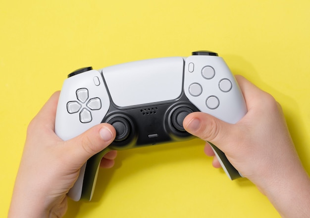 Controlador de juego Next Gen en la mano de los niños