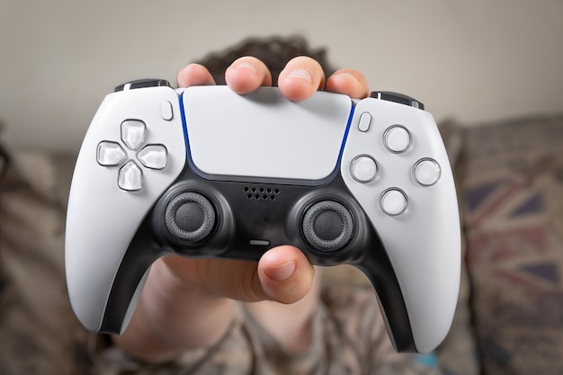 Controlador de juego Next Gen en la mano de los niños