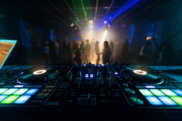 Controlador de mezclador DJ profesional para mezclar música en una discoteca