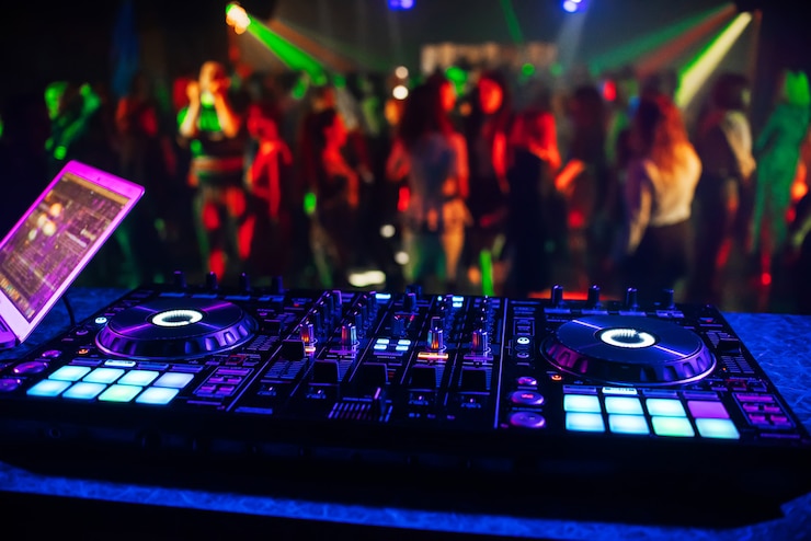 Foto controlador de música dj mezclador en un club nocturno