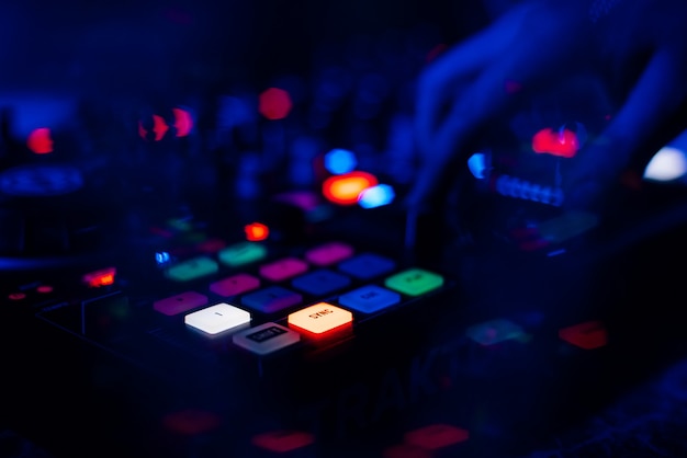 Controlador profesional de DJ para mezclar música electrónica