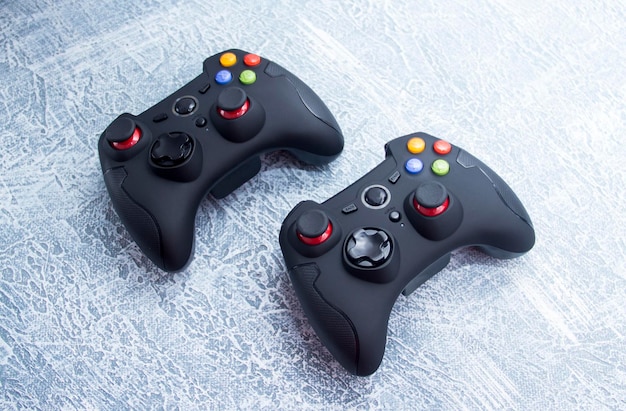 Controladores de juegos de última generación. Dos gamepads negros. Joystick negro.