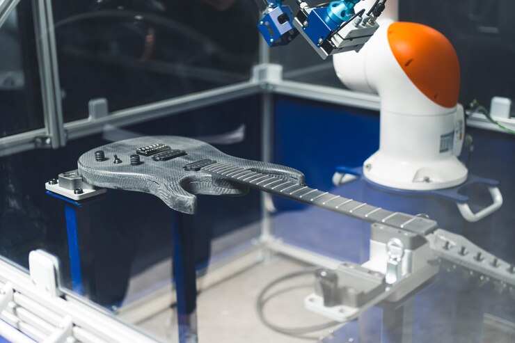 Foto controlando la pintura gris de la guitarra por el brazo del robot robot industrial comprobando la calidad de la guitarra