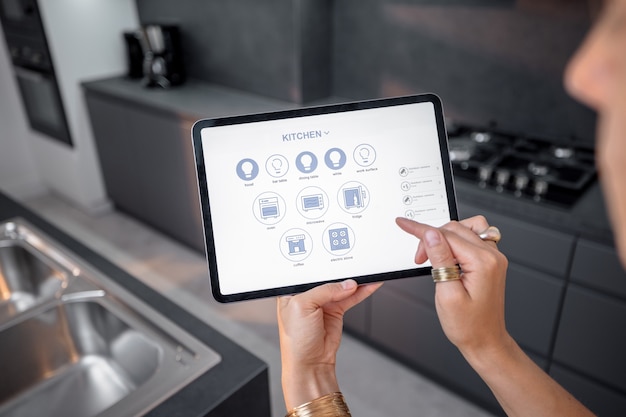 Controlar dispositivos inteligentes con una tableta digital en la cocina