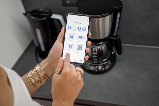 Controlar dispositivos inteligentes con el teléfono en la cocina