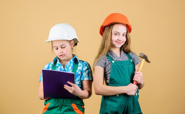 Foto controlar el proceso de renovación niños felices renovando el hogar actividad de mejora del hogar niños niñas con herramientas planeando la renovación casa de remodelación familiar niños hermanas renovando su habitación