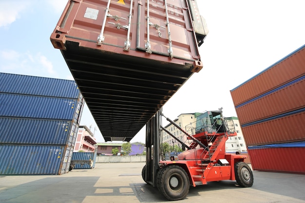 Controle de carga para contramestre caixa de contêineres do navio de carga para importação e exportação. trabalhador de armazém de contêiner.