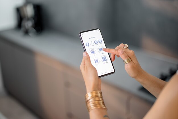 Controle de dispositivos inteligentes com o telefone na cozinha