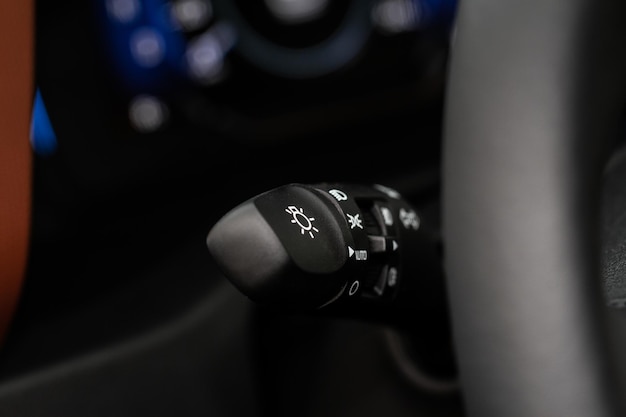 Controle de interruptor de luz. perto do interruptor e do controle da luz do carro. detalhe moderno do interior do carro.