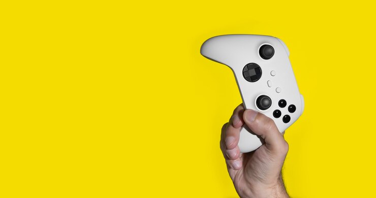 Foto controle de jogo da próxima geração nas mãos do homem em amarelo
