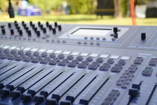 Foto controle de misturador engenheiro de música controle de backstage em um misturador de áudio misturador de som