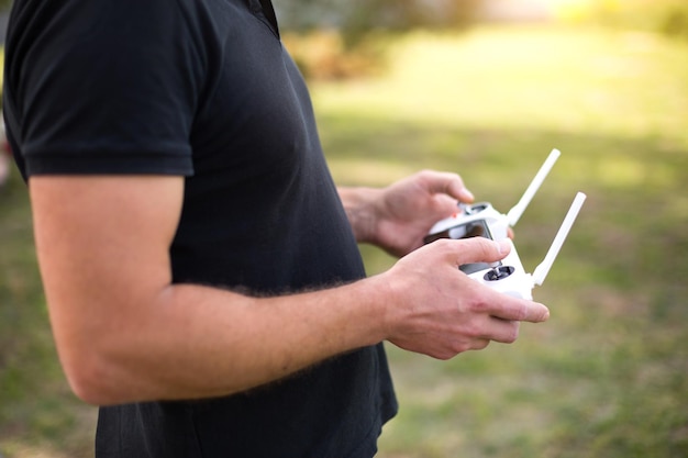 Controle de quadrocopter a partir de um joystick com antenas externas gravação de vídeo de cima em voo a partir de uma tecnologia de helicóptero na tela do smartphone