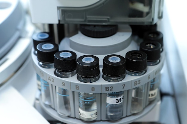 Controle de qualidade Medicina laboratorial Operação de cromatografia Garrafas verificam a qualidade da suspensão