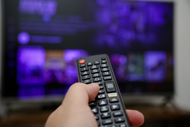 Controle remoto da tv para ligar e assistir séries e filmes