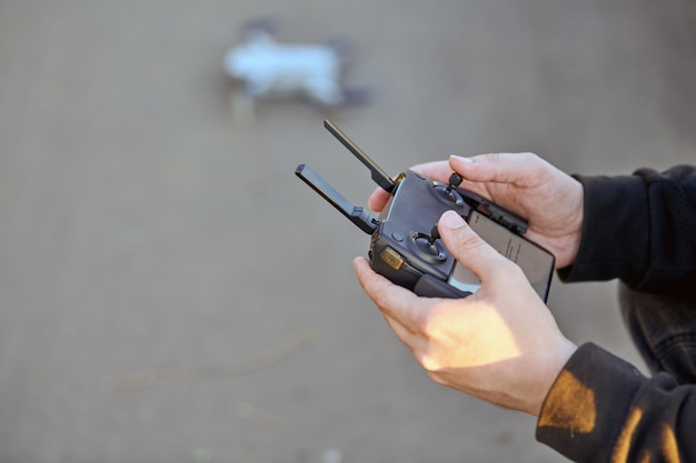 Controle remoto drone em mãos