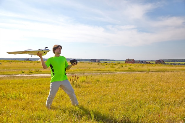 Controle remoto para quadrocopter, close-up. Transmissor para controlar o dispositivo em movimento nas mãos masculinas, fundo desfocado da natureza
