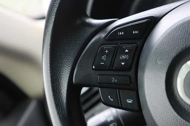 Foto controles de dirección para el control del sonido en el interior del automóvil