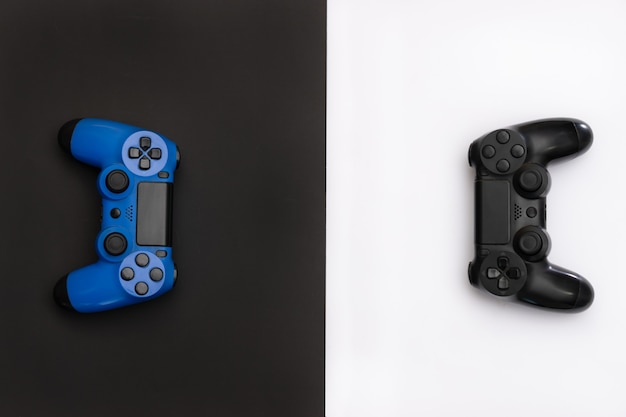 Foto controles do console de videogame em fundo preto e branco.