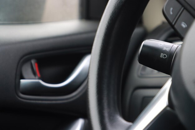 Foto controles para indicadores de luz en un automóvil enfoque selectivo