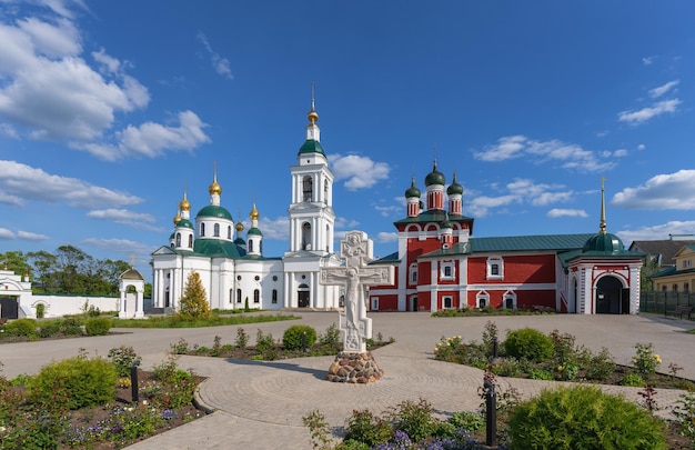 Convento da Epifania na antiga cidade de Uglich, às margens do rio Volga