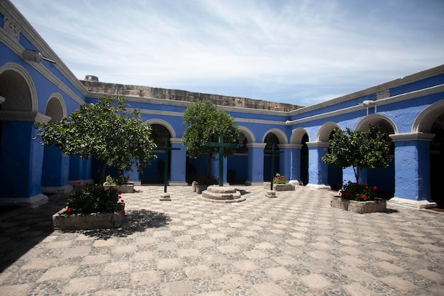 Convento de Santa Catalina, é um complexo turístico religioso localizado no centro de Arequipa, Peru.