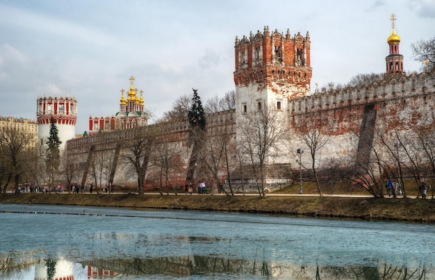 Convento de Novodevichy en Moscú en la primavera