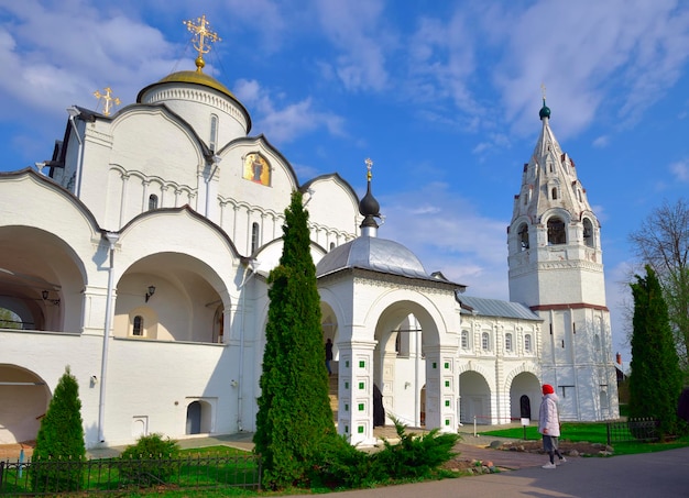 El convento de piedra blanca Pokrovsky